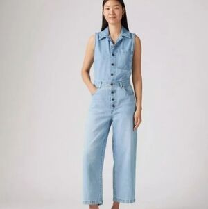 Levis Wide Leg Drapey Fit NWT XL. Light Wash Button. Jumpsuit denim